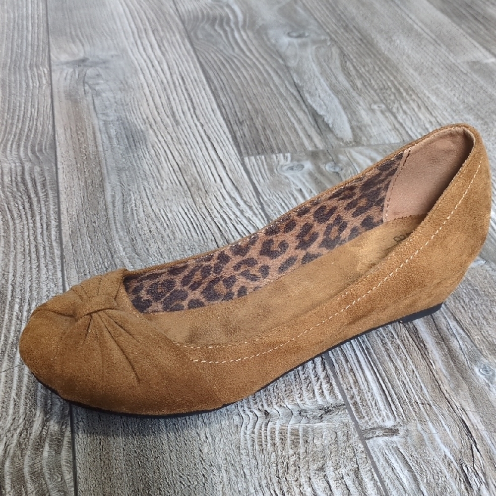 5/$25 No Angel Tan Suede Women's Wedge Shoes 6